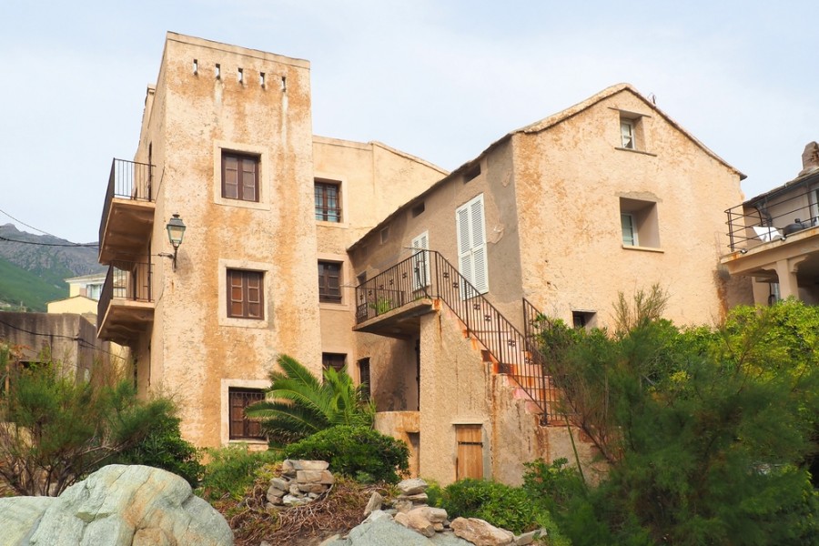 Quels sont les meilleurs sites pour trouver un logement saisonnier en Corse ?